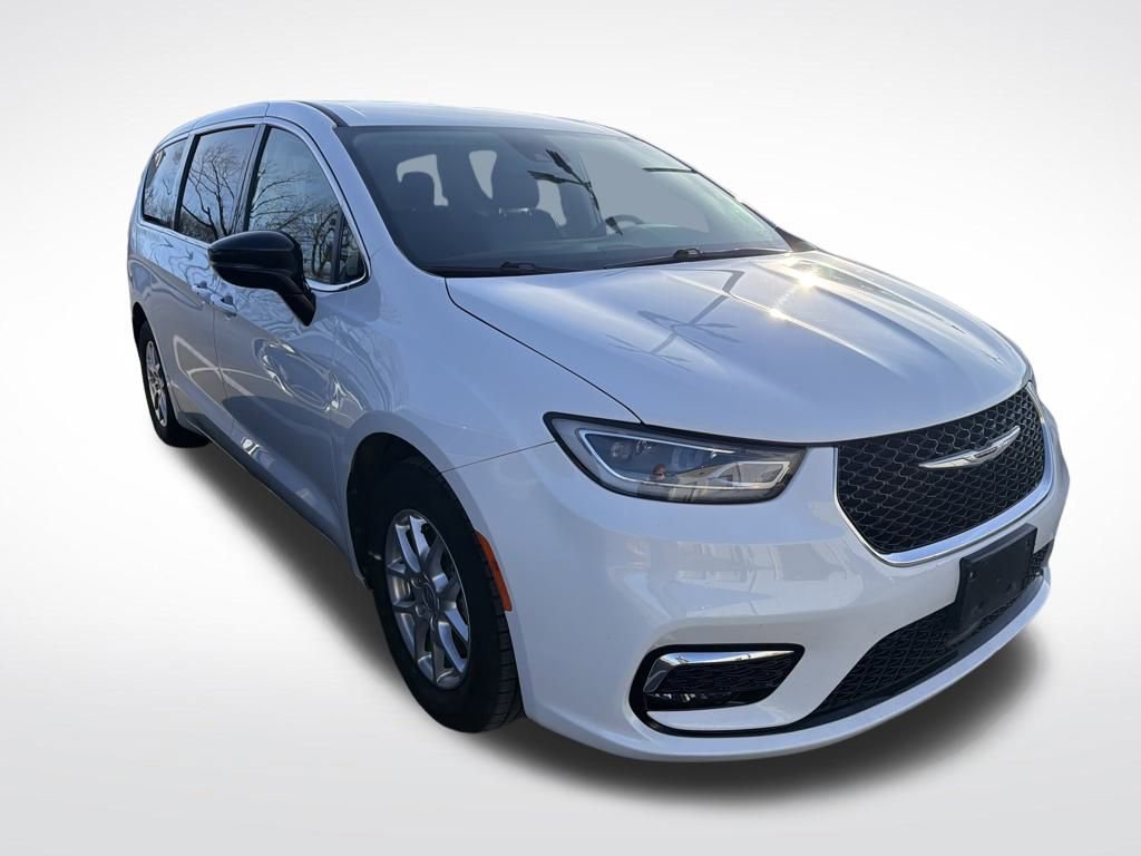 Used 2024 Chrysler Pacifica Touring-L image 12