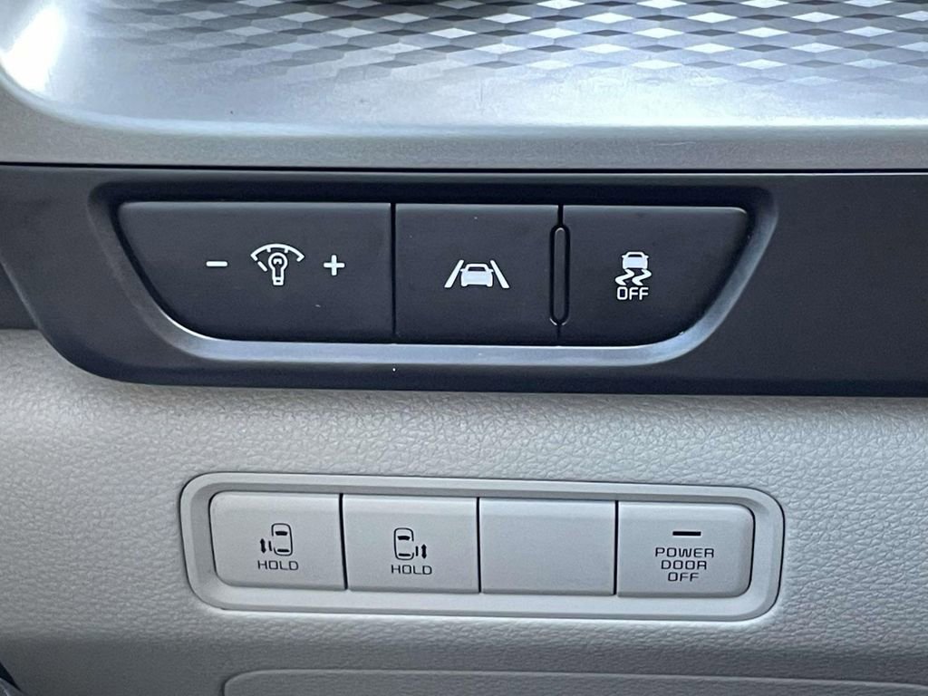 Used 2022 Kia Carnival LX image 18