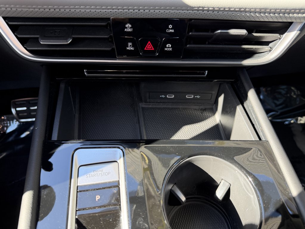Used 2024 Volkswagen Atlas Peak Edition SE AWD/4WD image 26