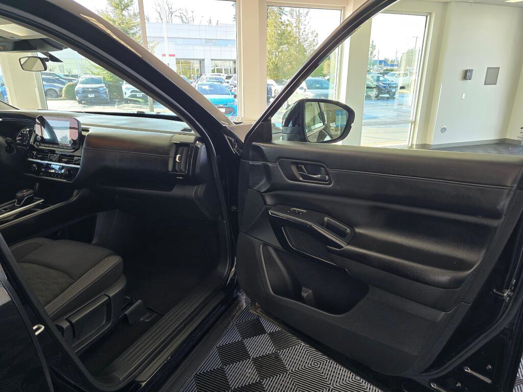 Used 2025 Nissan Pathfinder SV image 42