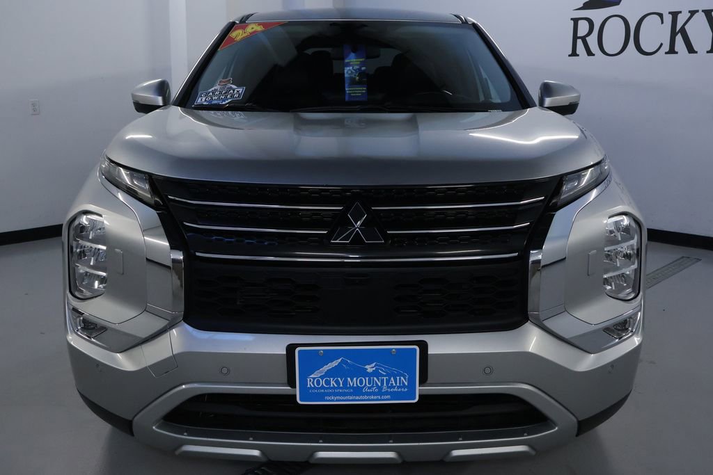 Used 2024 Mitsubishi Outlander SE image 2