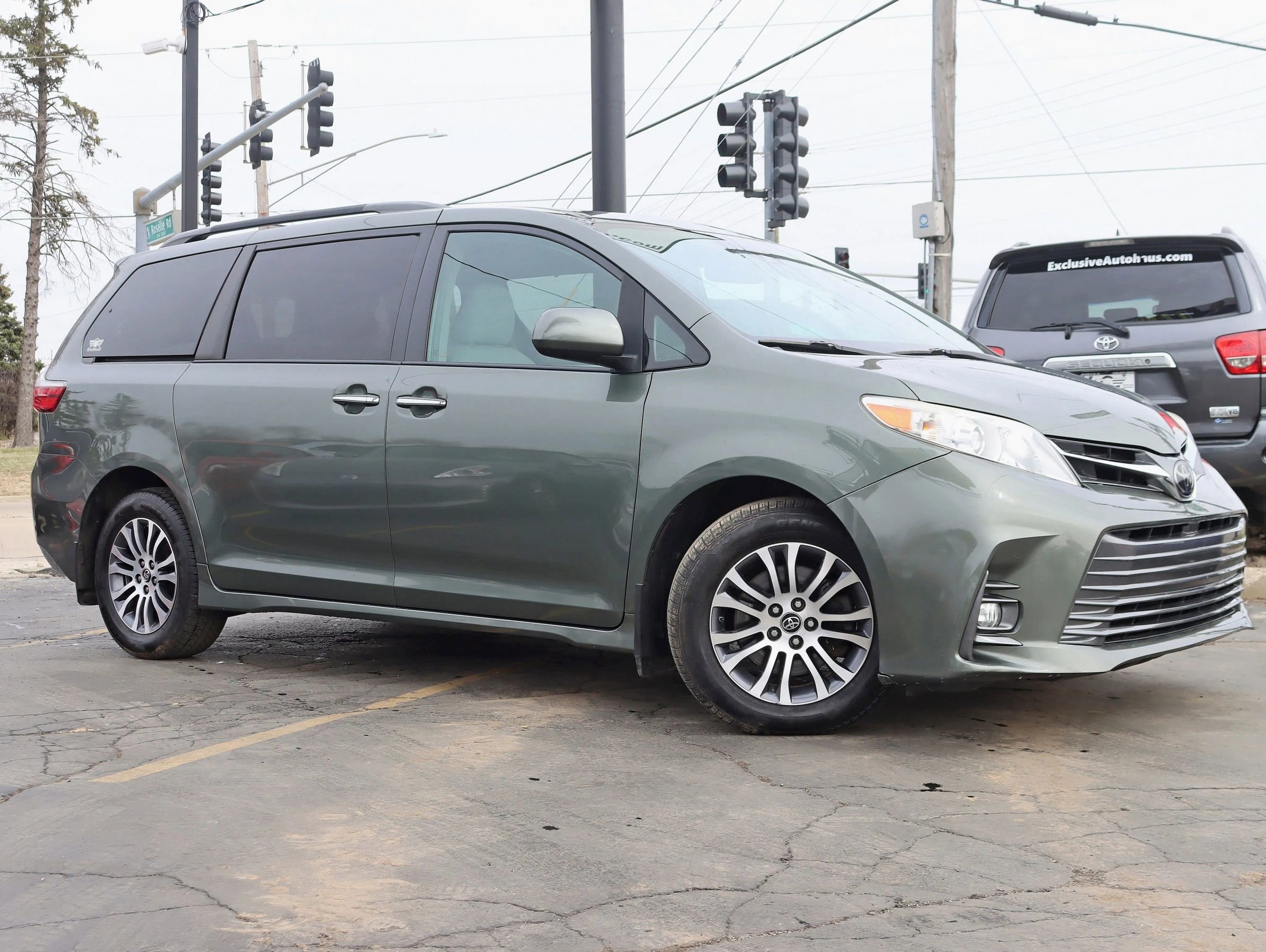 Used 2018 Toyota Sienna XLE w/ XLE Navigation Package FWD image 2