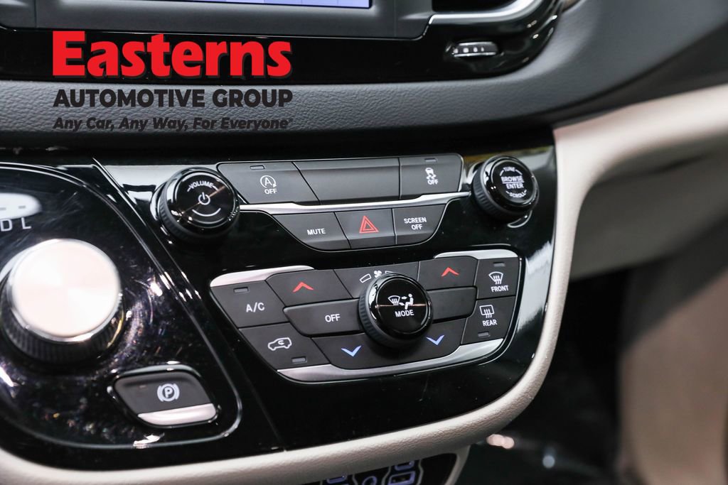 Used 2022 Chrysler Voyager LX image 20