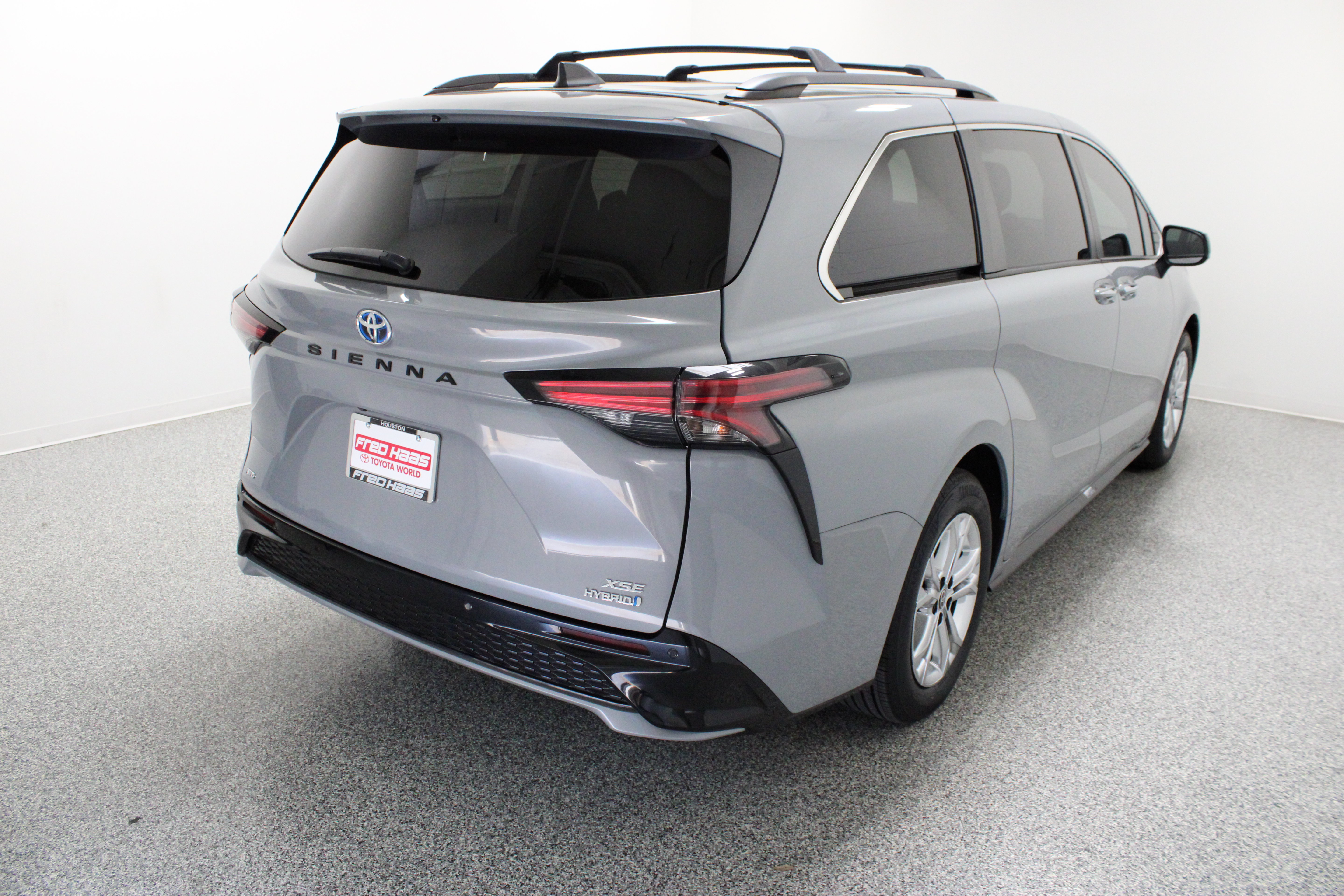 Used 2023 Toyota Sienna XSE w/ XSE Plus Package AWD/4WD image 7
