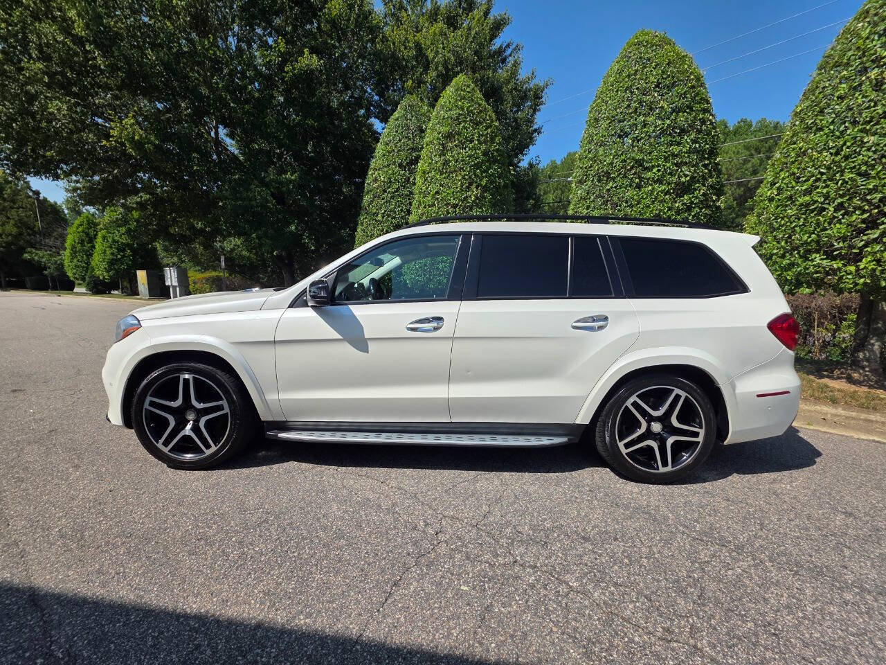 Used 2017 Mercedes-Benz GLS 550 4MATIC image 2