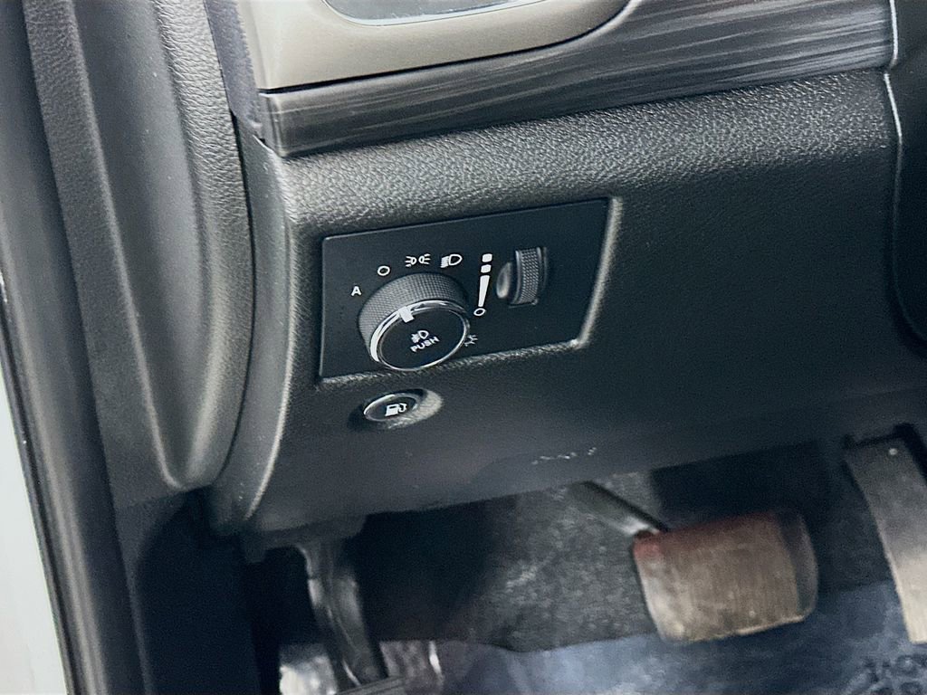 Certified 2022 Jeep Grand Cherokee Laredo X image 18