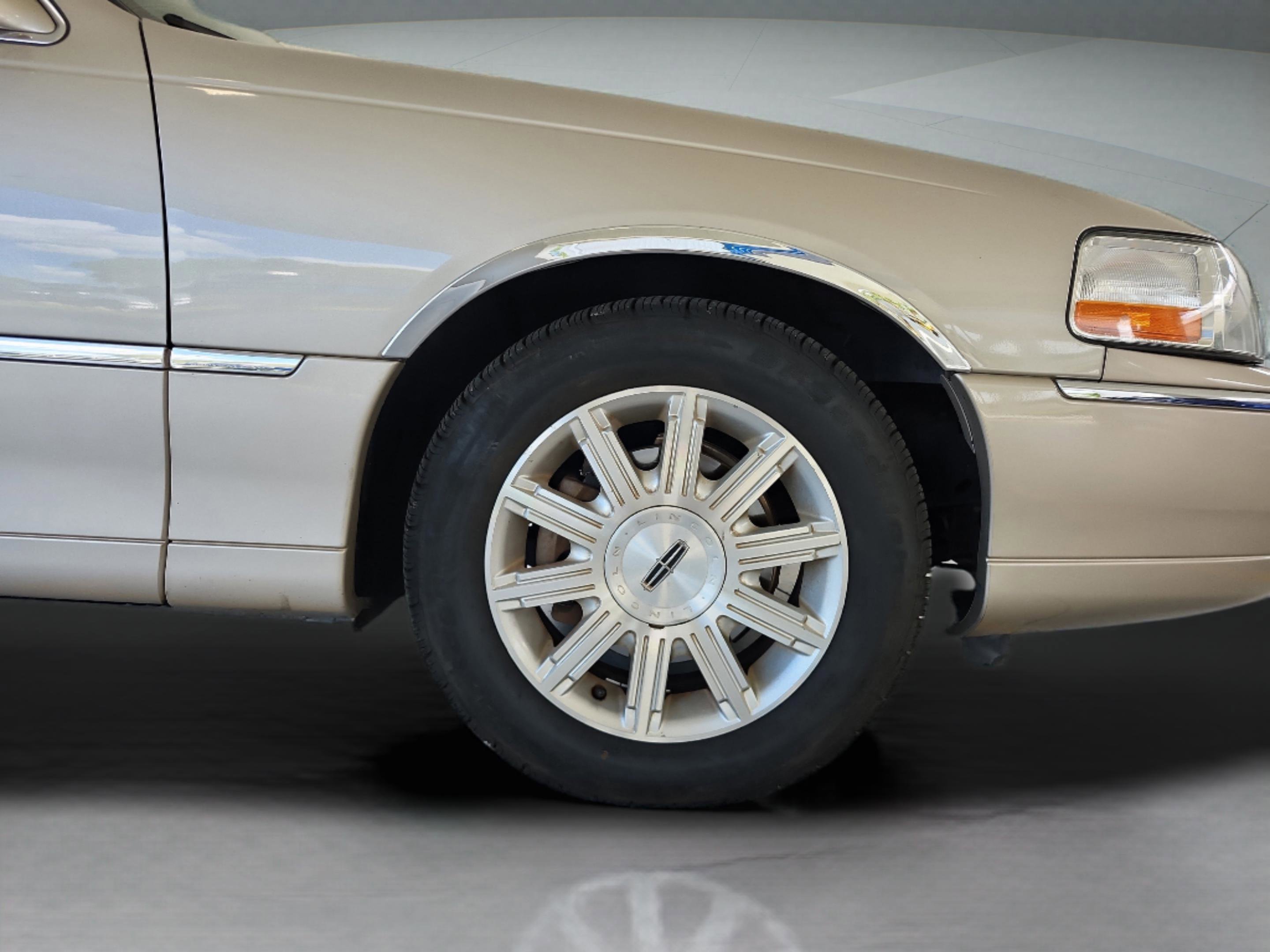 Used 2009 Lincoln Town Car Signature Limited RWD image 28