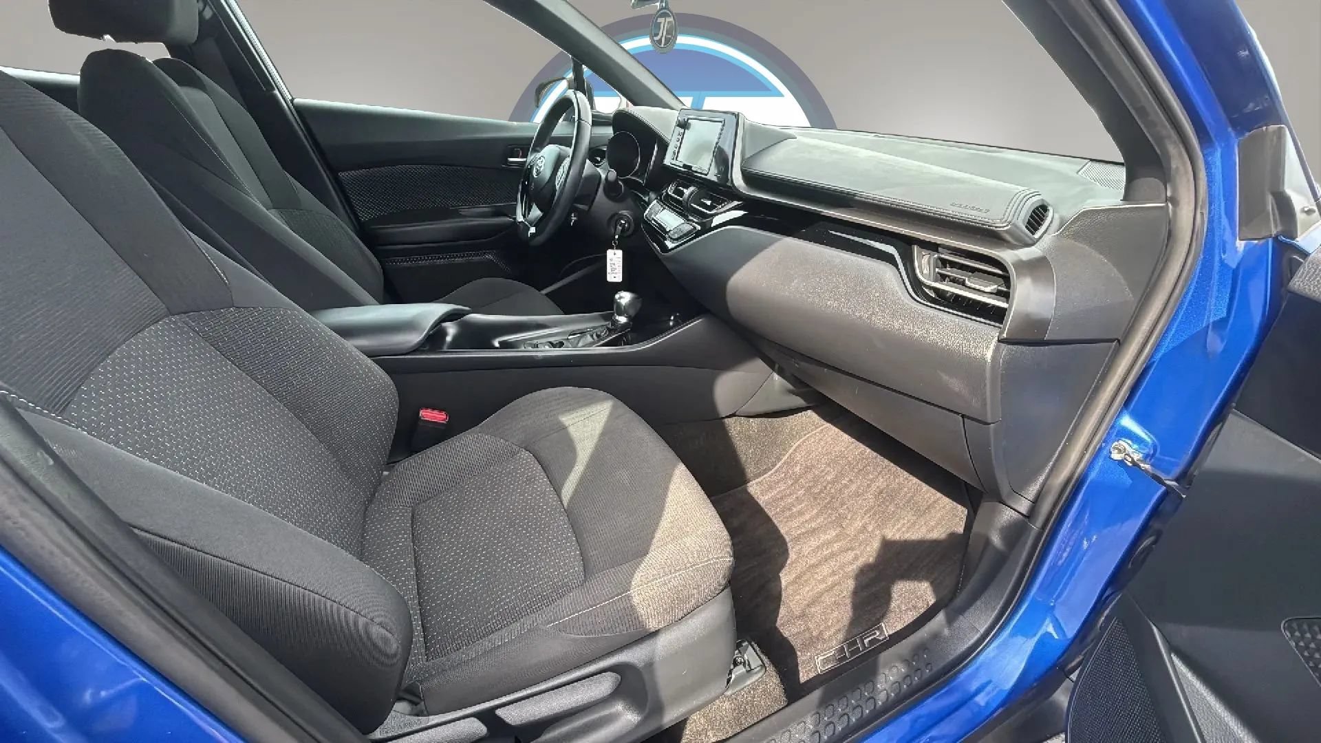 Used 2018 Toyota C-HR XLE FWD image 2
