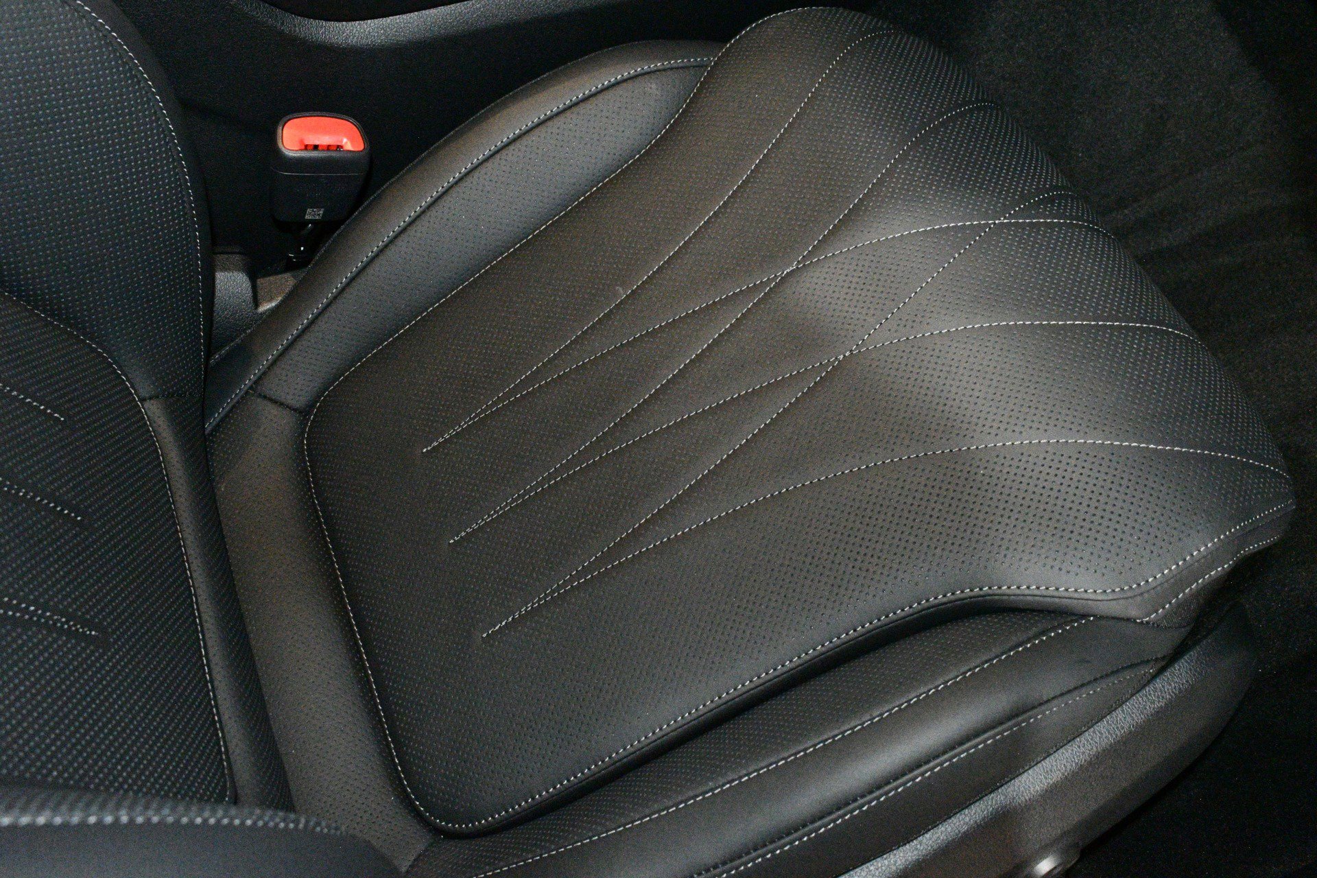 Used 2025 Mercedes-Benz GLC 300 4MATIC image 12