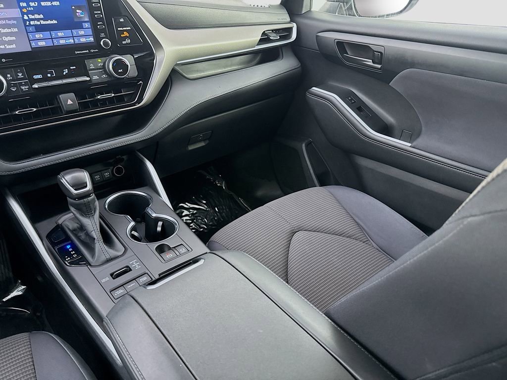 Used 2020 Toyota Highlander LE AWD/4WD image 25