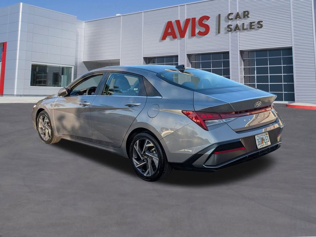Used 2025 Hyundai Elantra Limited image 10