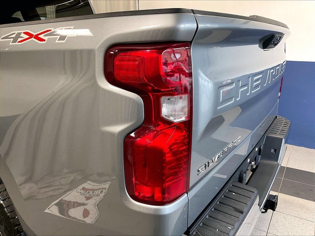 Used 2023 Chevrolet Silverado 1500 LT AWD/4WD image 34