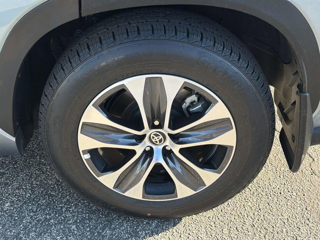 Used 2024 Toyota Highlander XLE FWD image 30
