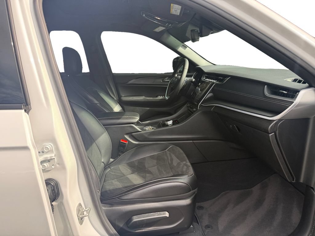 Used 2025 Jeep Grand Cherokee Altitude RWD image 15
