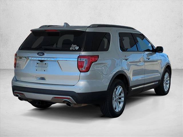 Used 2017 Ford Explorer XLT w/ Equipment Group 202A FWD image 5