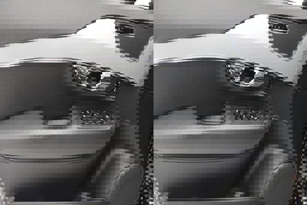 Used 2016 Volvo XC90 T8 Momentum w/ Vision Package AWD/4WD image 16