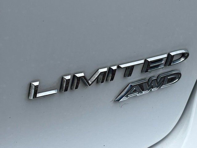 Used 2022 Chrysler Pacifica Limited w/ Uconnect Theater Family Group image 32