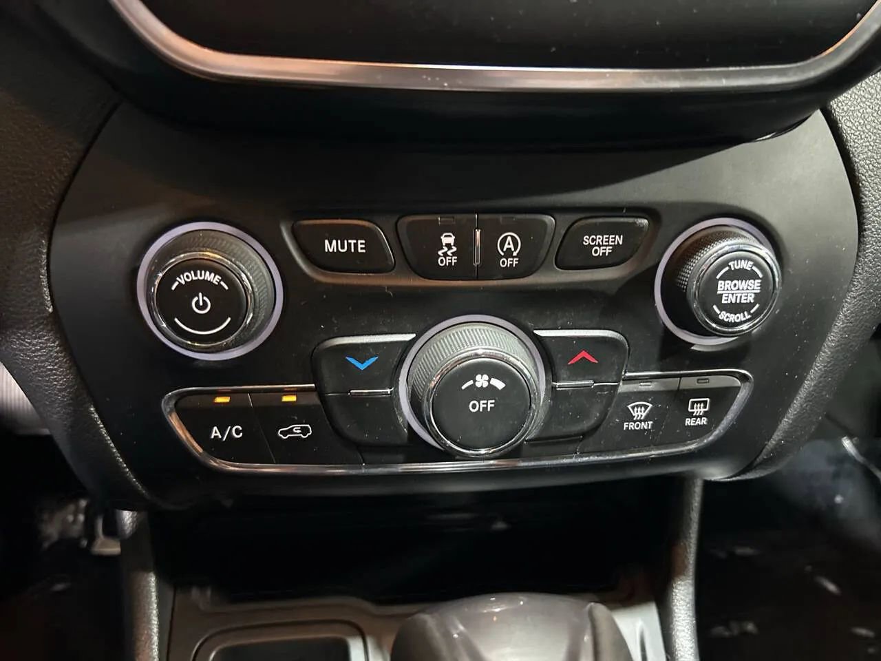 Used 2019 Jeep Cherokee Latitude w/ Popular Appearance Group FWD image 20