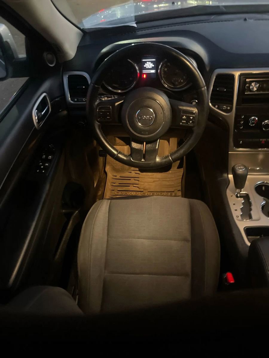 Used 2012 Jeep Grand Cherokee Laredo w/ Laredo E Group image 9