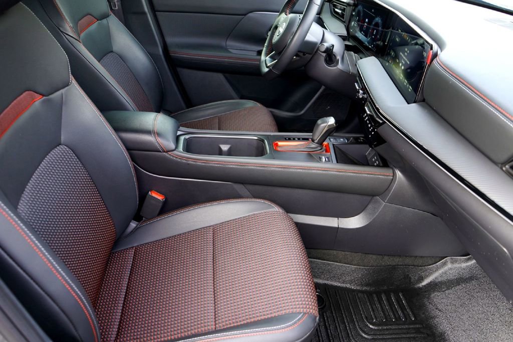 Used 2025 Nissan Kicks SR image 29