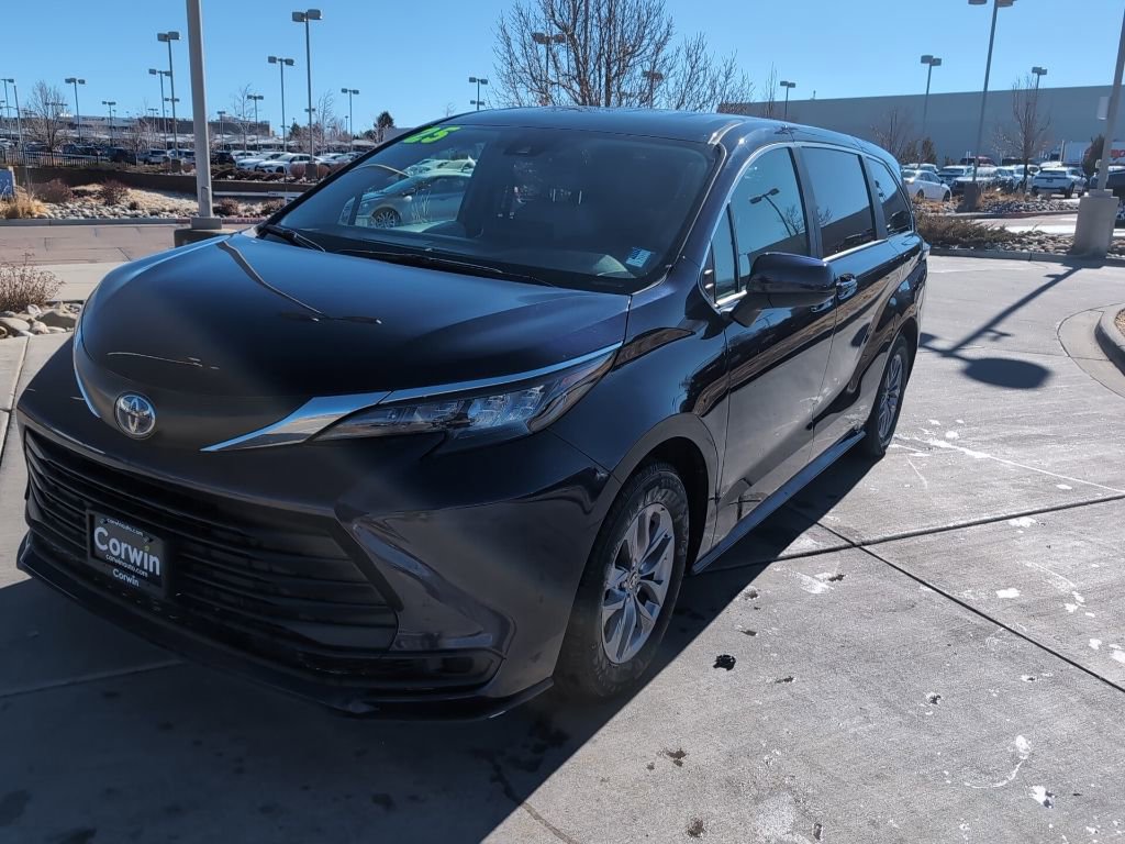 Used 2025 Toyota Sienna LE image 3
