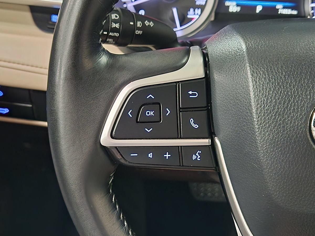 Used 2022 Toyota Highlander XLE AWD/4WD image 47