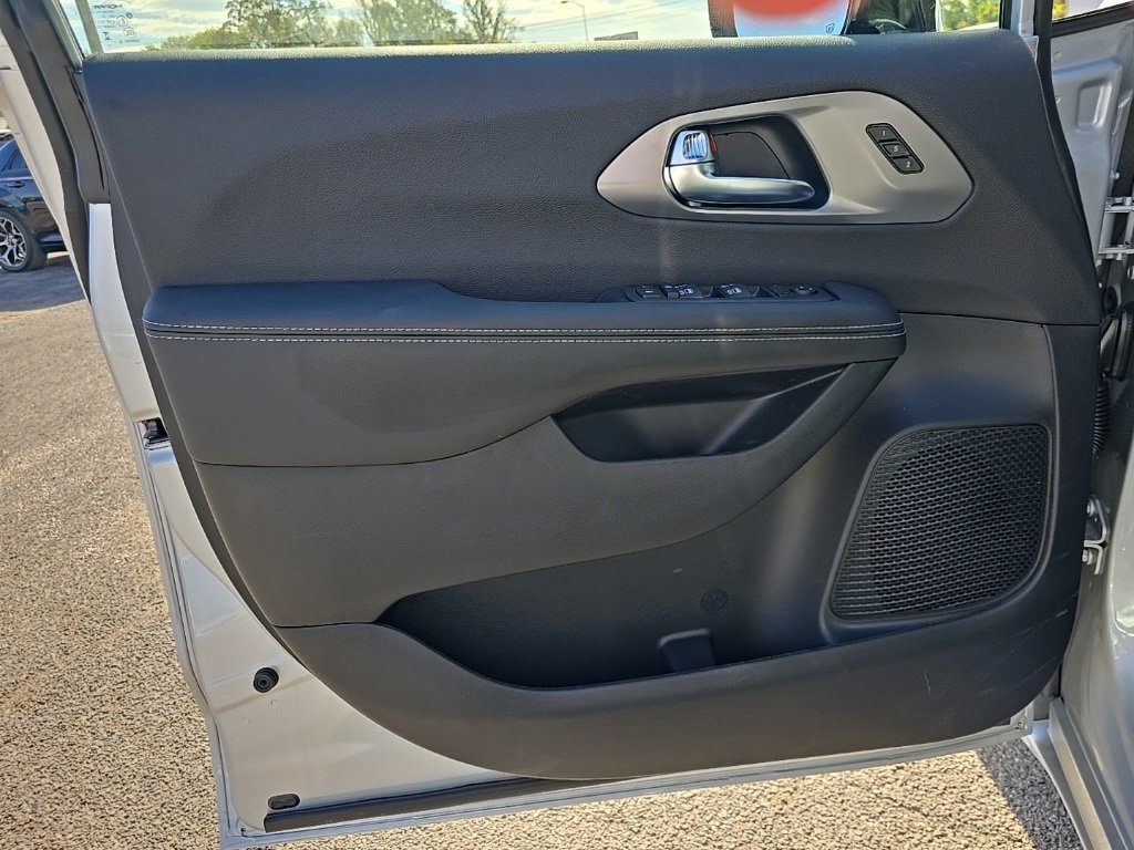 New 2026 Chrysler Pacifica Select image 13