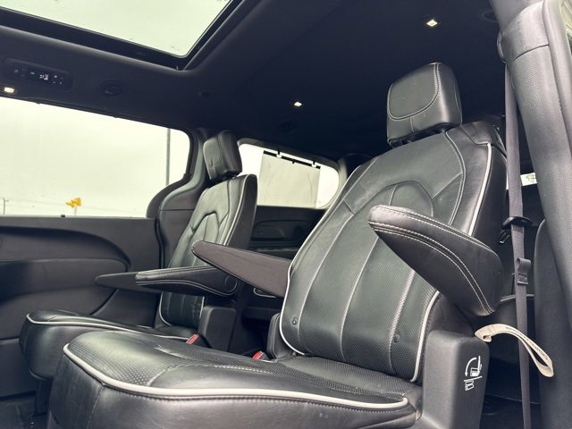 Used 2025 Chrysler Pacifica Limited image 19