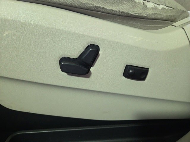 Used 2015 Chrysler Town & Country Touring image 59