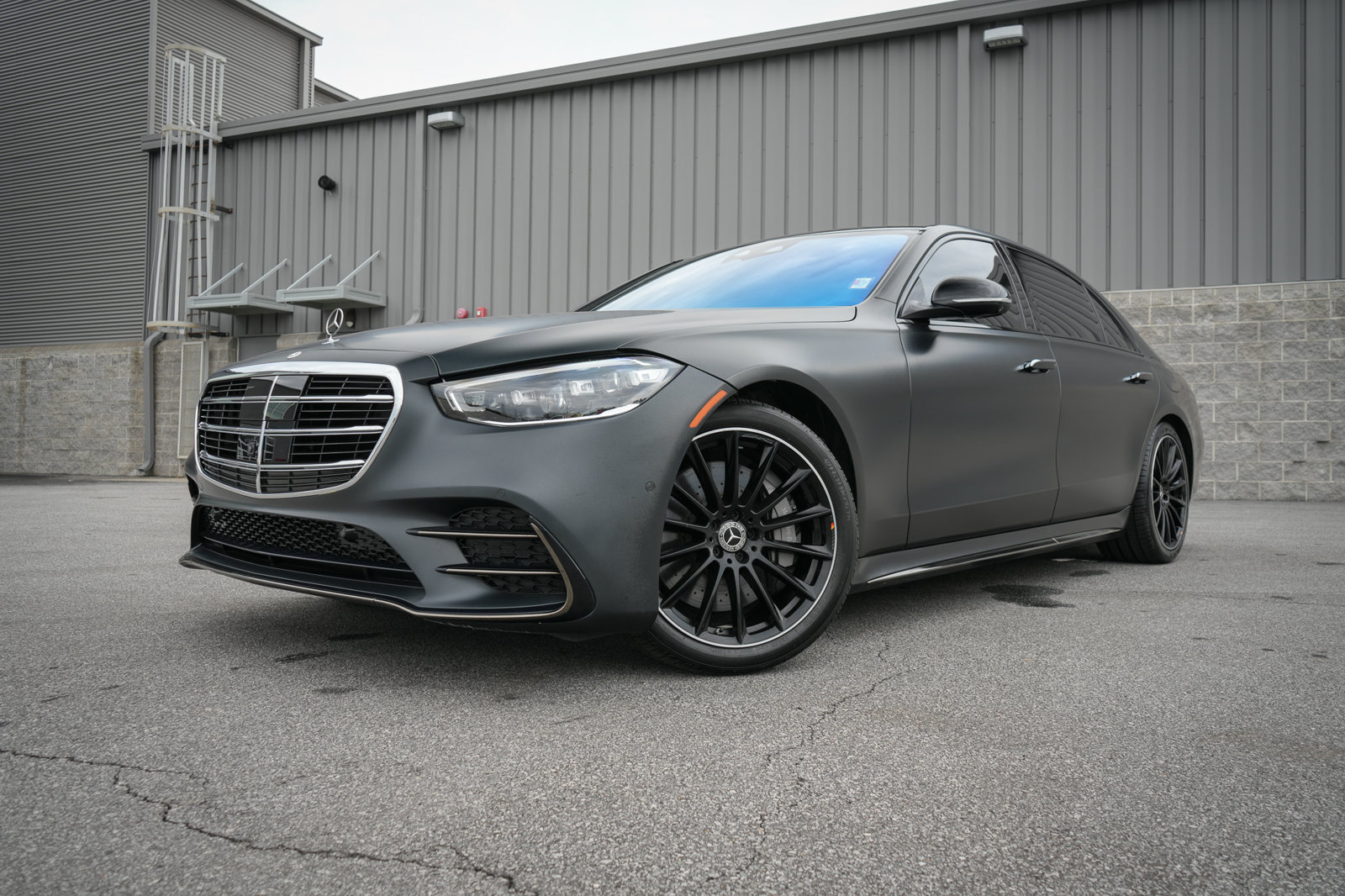 Used 2023 Mercedes-Benz S 580e 4MATIC Sedan w/ AMG Line image 4