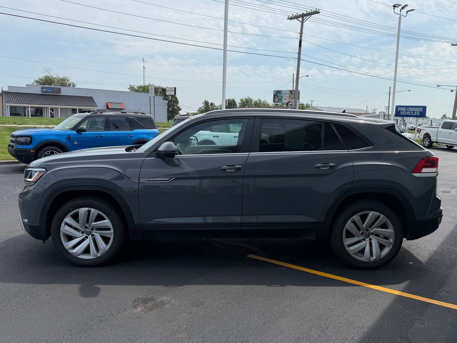 Used 2021 Volkswagen Atlas Cross Sport SE FWD image 4
