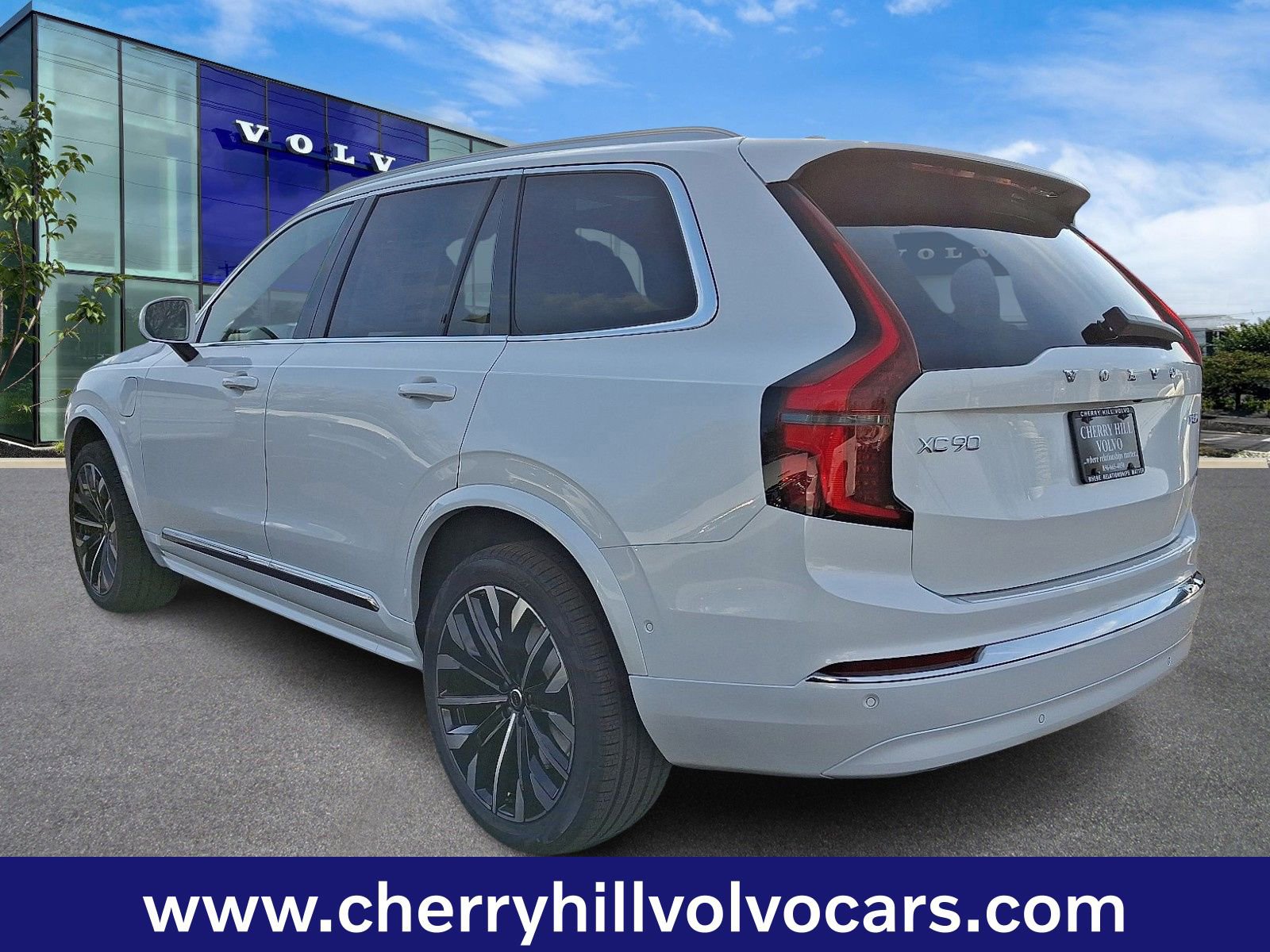 New 2026 Volvo XC90 T8 Plus w/ Protection Package Premier image 3