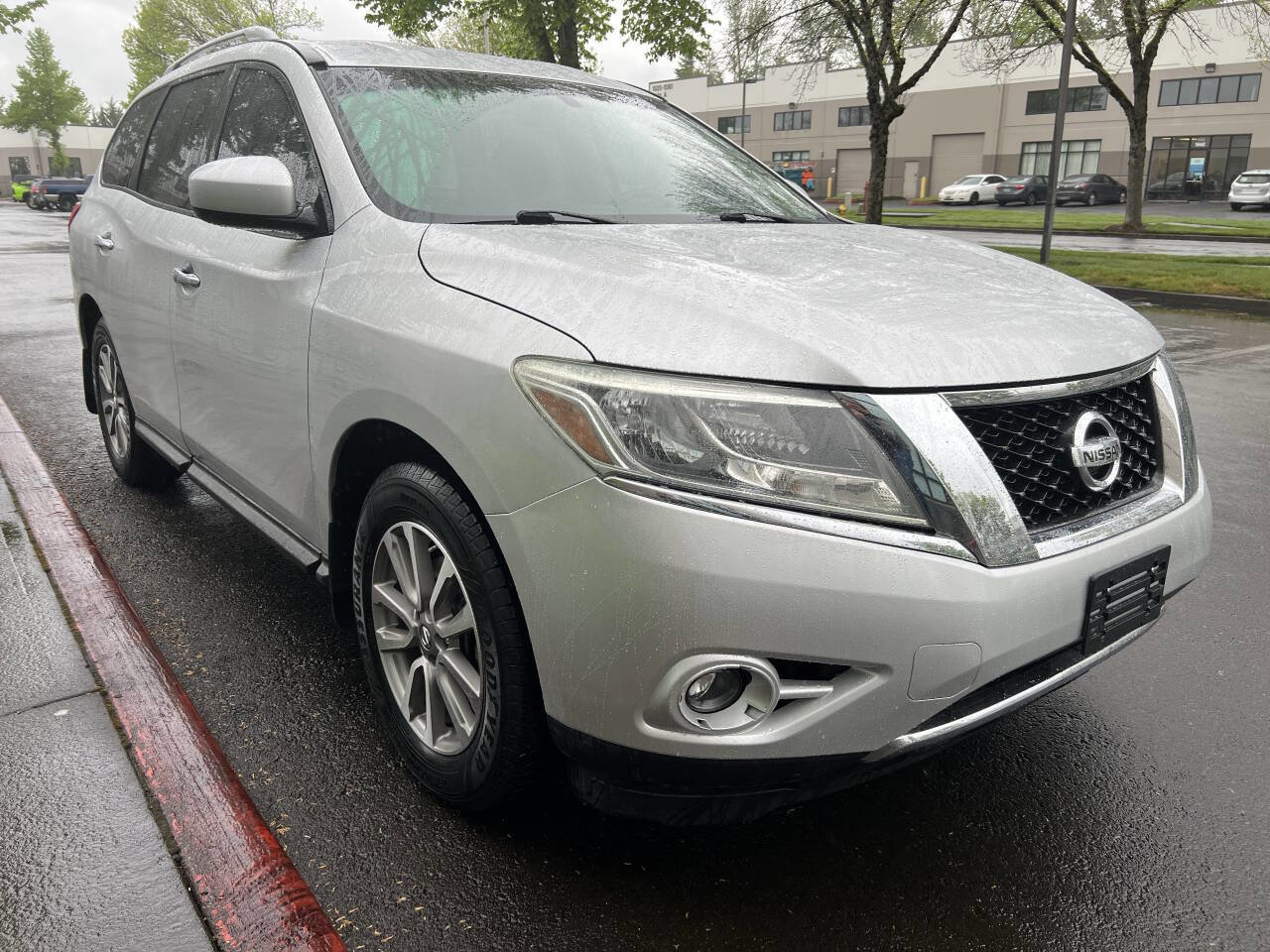 Used 2014 Nissan Pathfinder SV FWD image 2