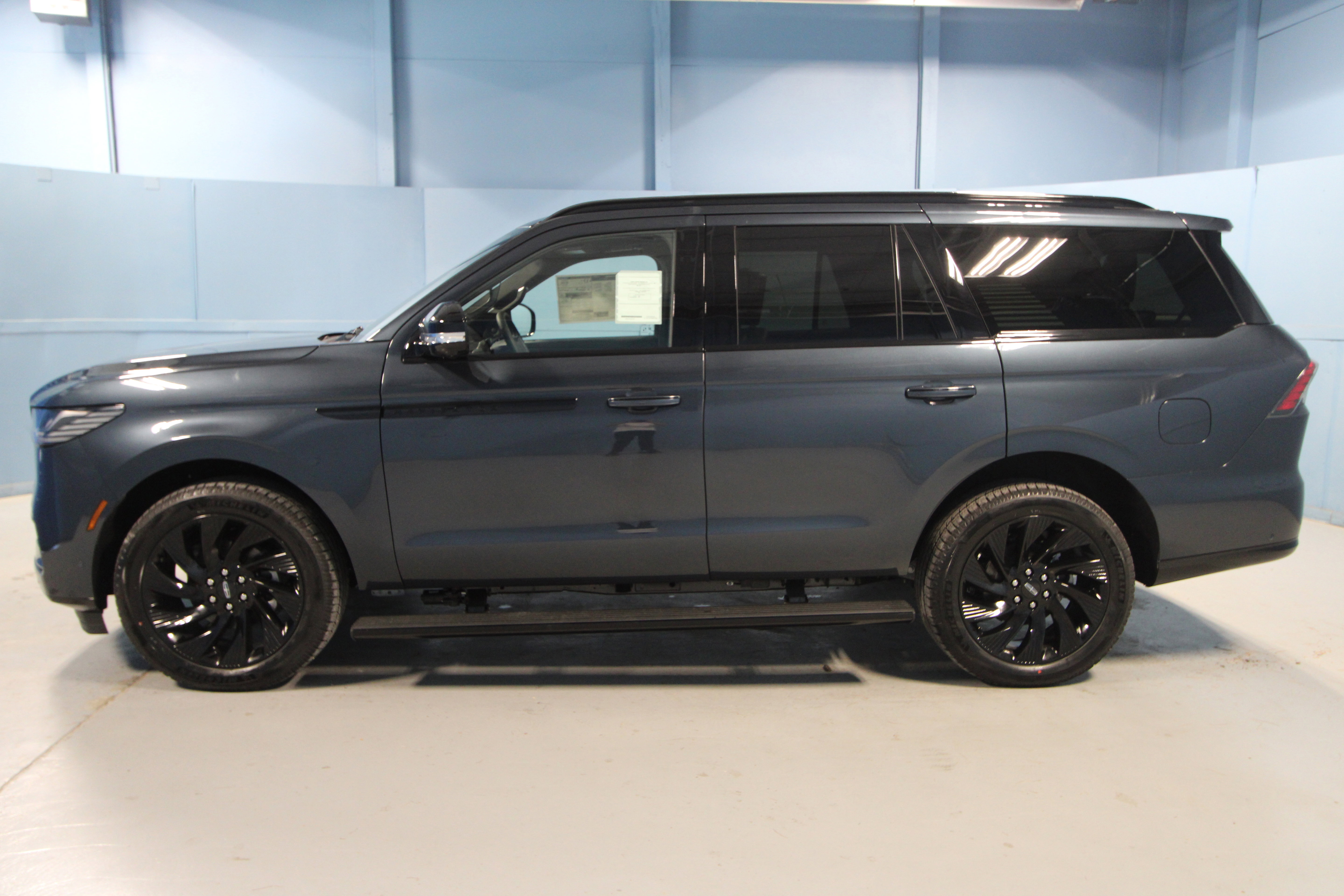 New 2025 Lincoln Navigator Reserve w/ Jet Appearance Package image 32