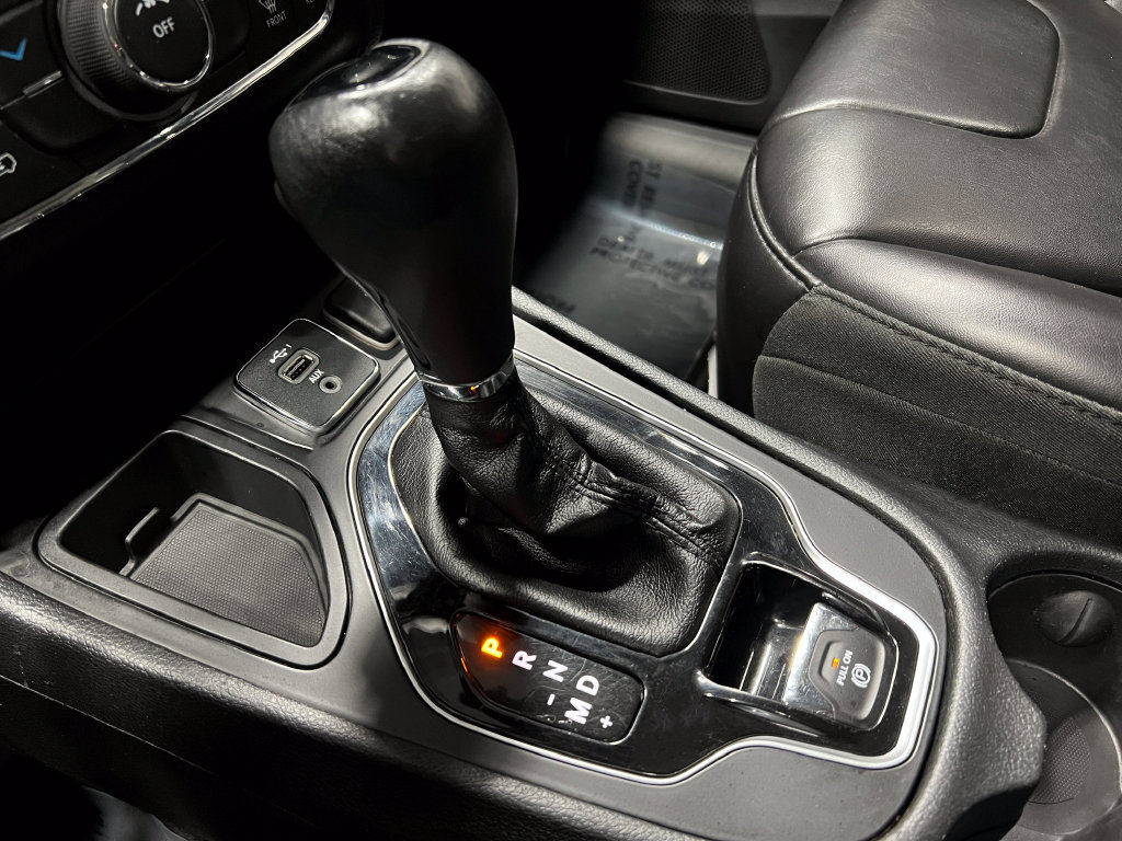 Used 2019 Jeep Cherokee Latitude Plus FWD image 30