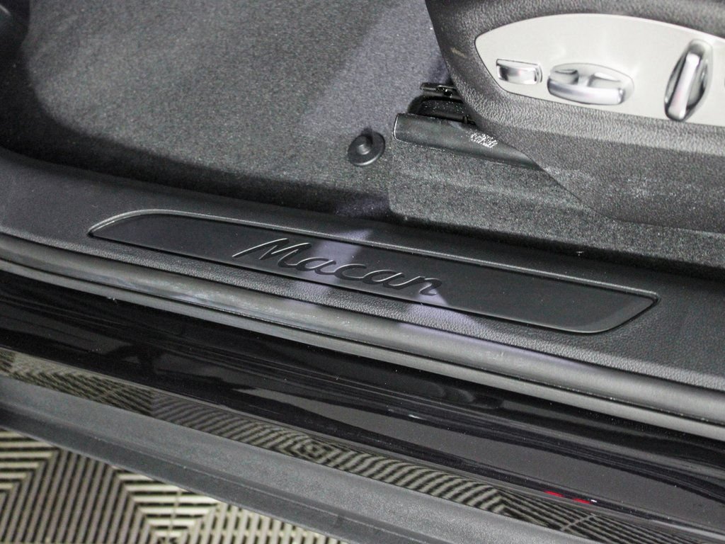 Certified 2026 Porsche Macan AWD/4WD image 18