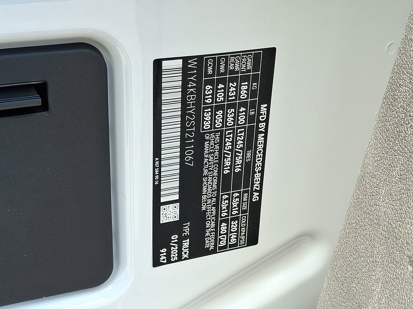 Used 2025 Mercedes-Benz Sprinter 2500 image 27