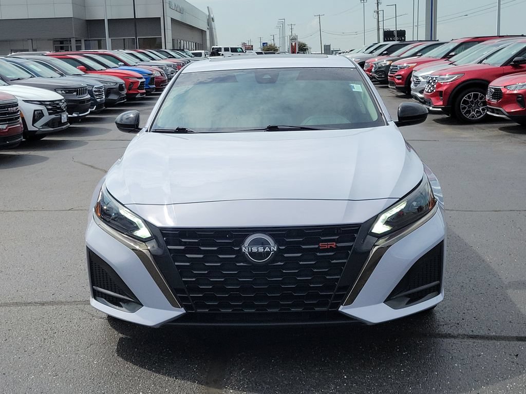 Used 2024 Nissan Altima 2.5 SR w/ SR Premium Package FWD image 2