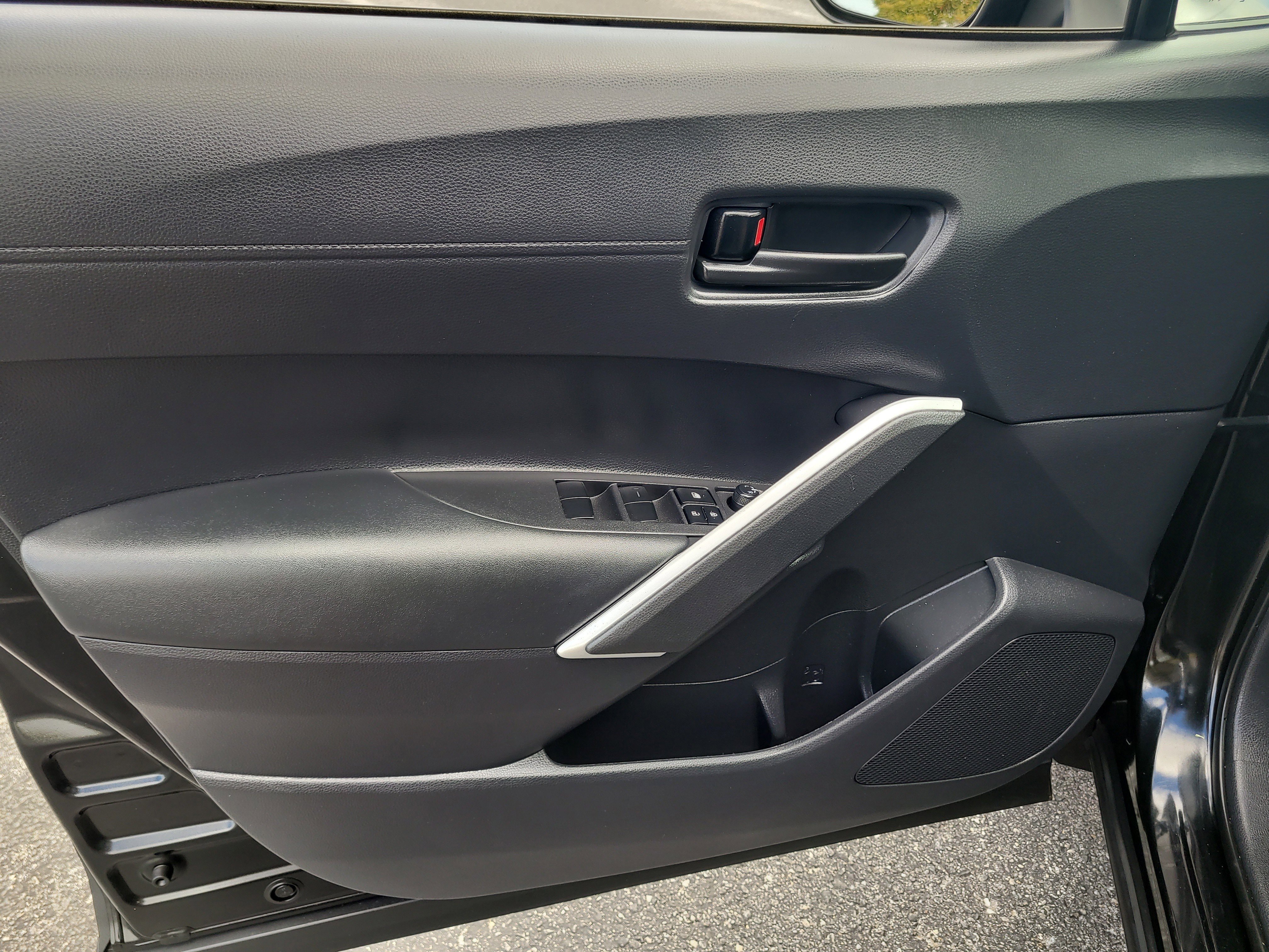 Used 2025 Toyota Corolla Cross LE image 17