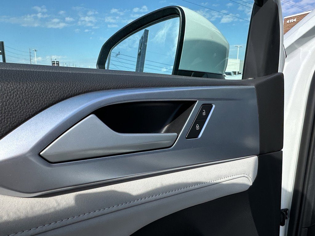 New 2025 Volkswagen Taos SE image 17
