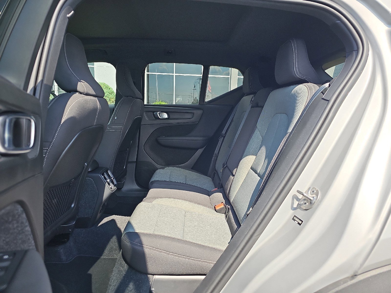 Used 2024 Volvo XC40 B5 Core image 7