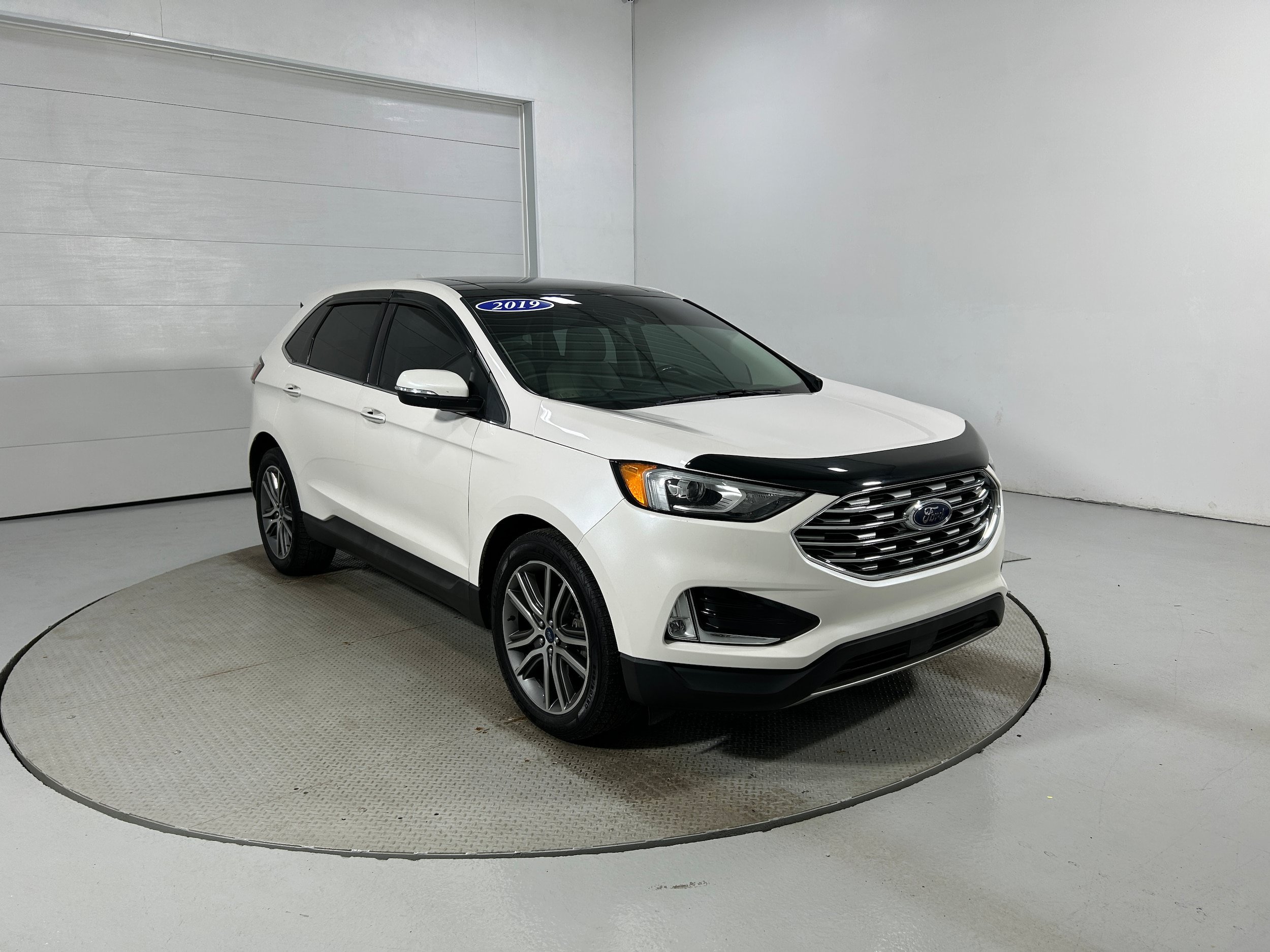 Used 2019 Ford Edge Titanium w/ Cold Weather Package AWD/4WD image 2