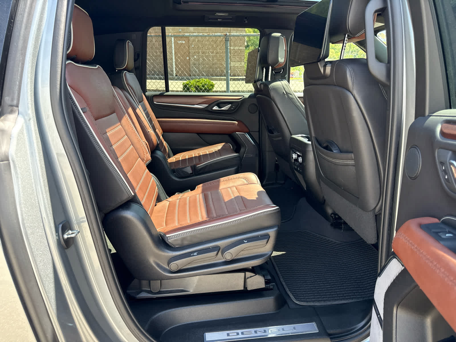 Used 2023 GMC Yukon XL Denali Ultimate AWD/4WD image 31