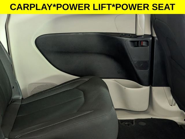 Used 2022 Chrysler Voyager LX image 30