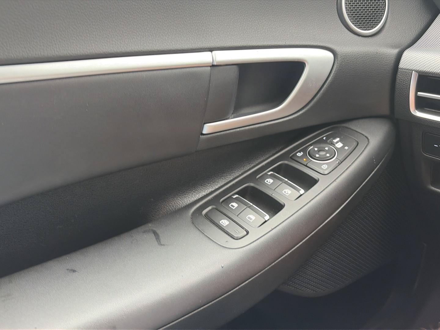 Used 2025 Hyundai Sonata SEL FWD image 13