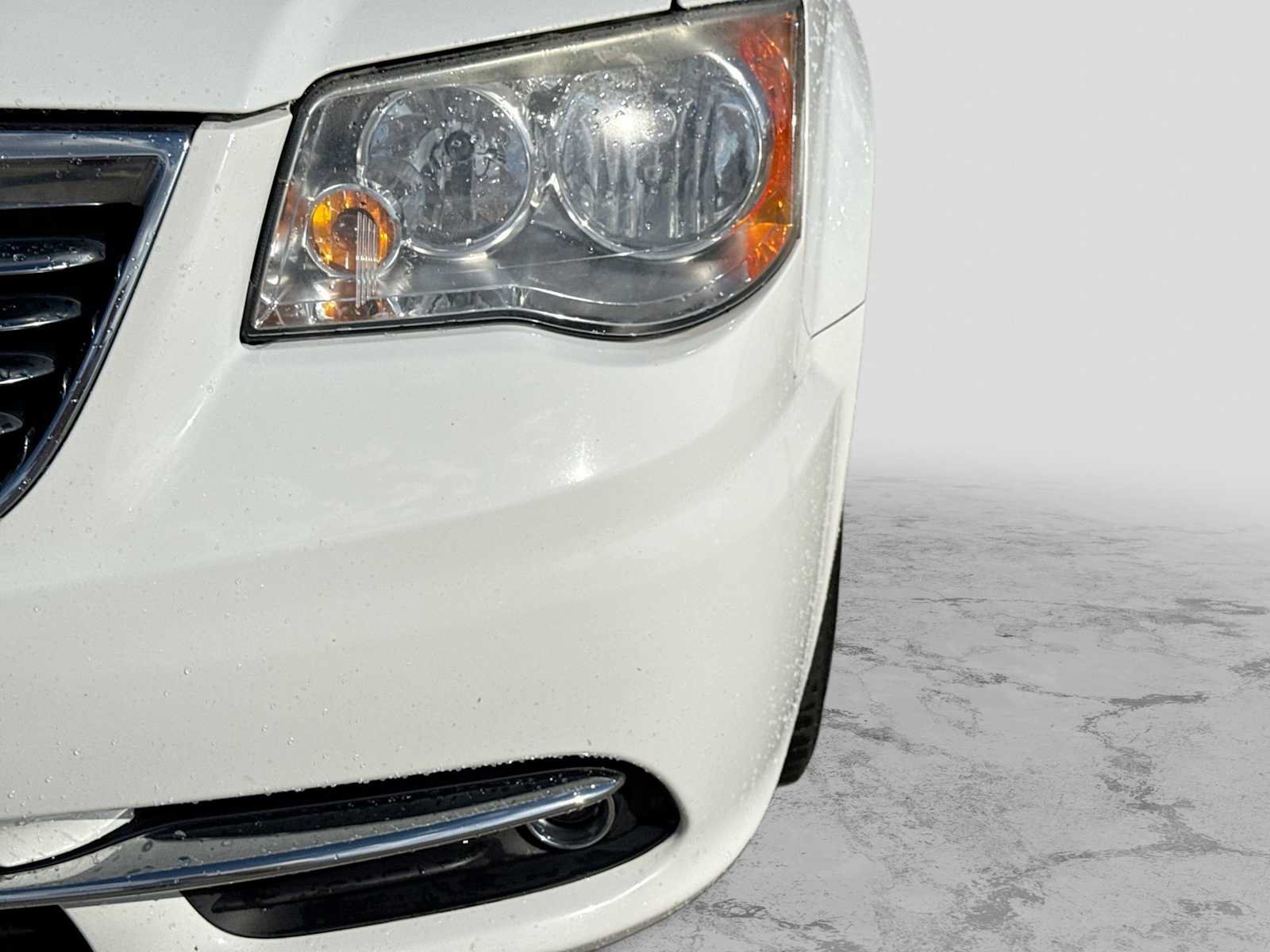 Used 2014 Chrysler Town & Country Touring-L FWD image 10