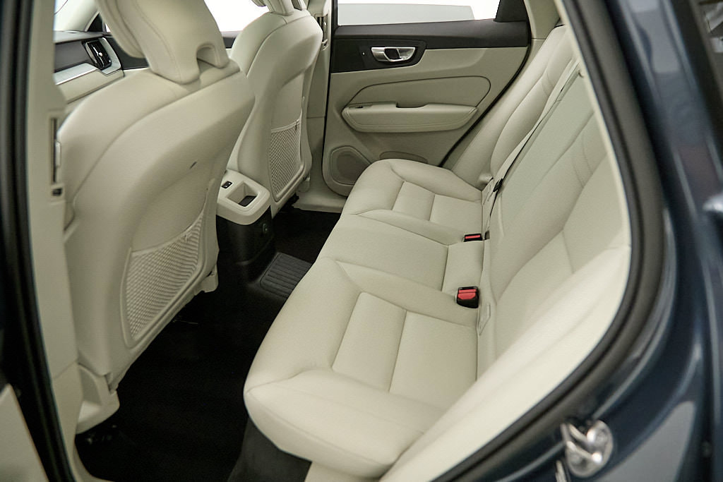 Certified 2025 Volvo XC60 T8 Plus w/ Protection Package Premier AWD/4WD image 21