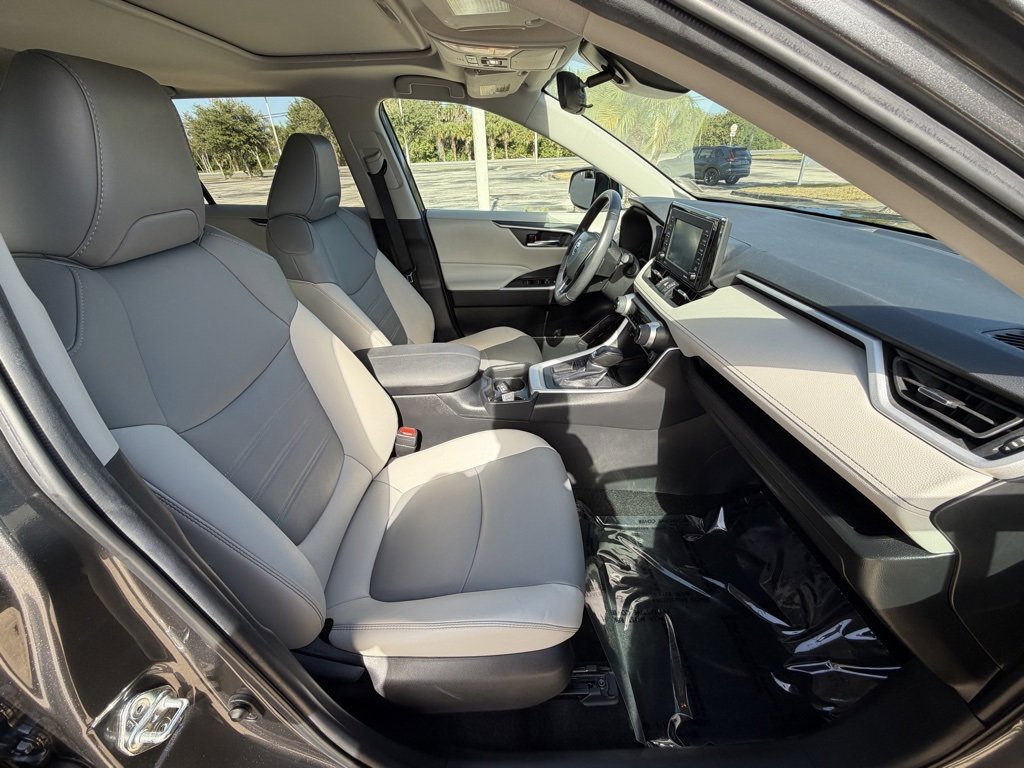 Used 2021 Toyota RAV4 XLE Premium image 35