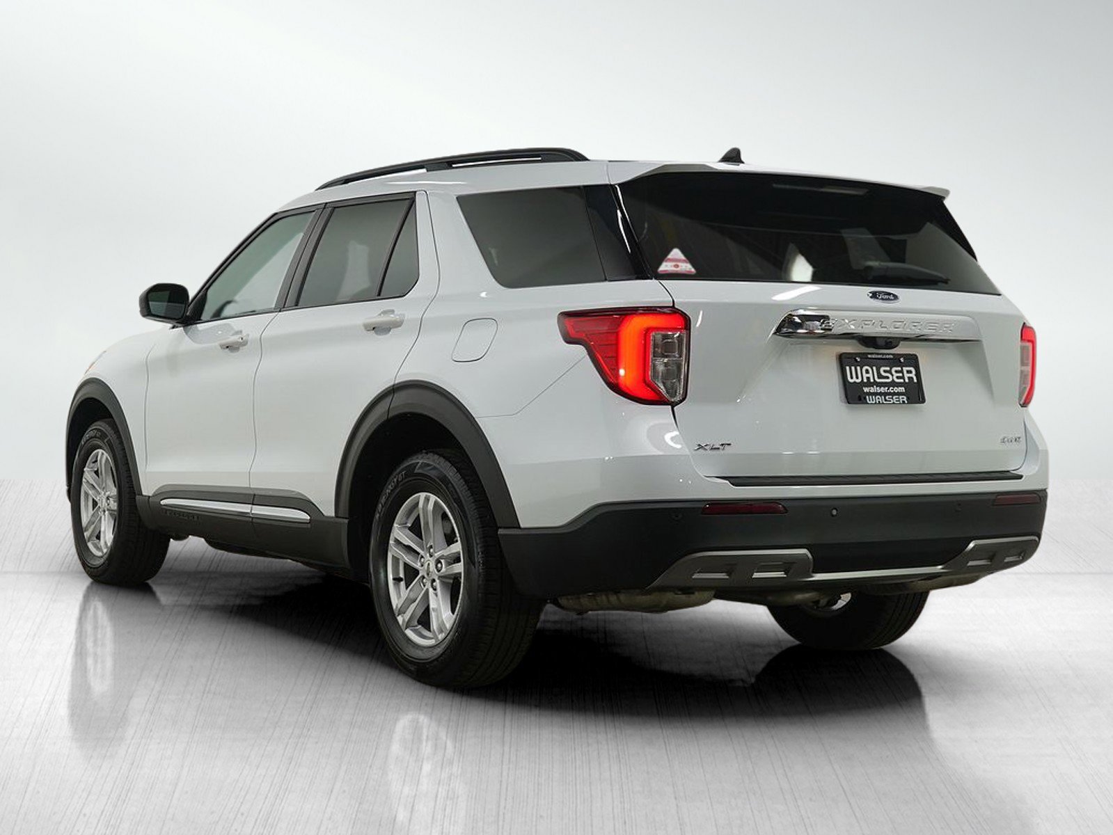 Used 2024 Ford Explorer XLT image 3