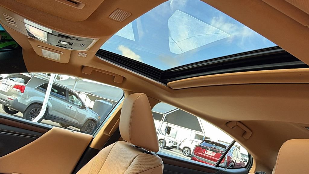 Used 2022 Lexus ES 300h w/ Premium Package image 15